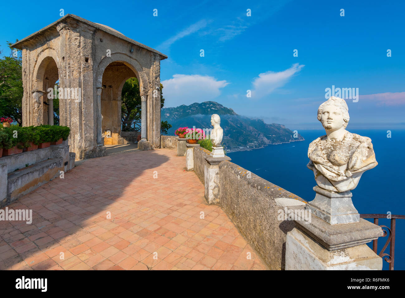 Statue di pietra sulla soleggiata terrazza dell'Infinito In Villa Cimbrone sopra il mare a Ravello, Amalfi, Italia Foto Stock