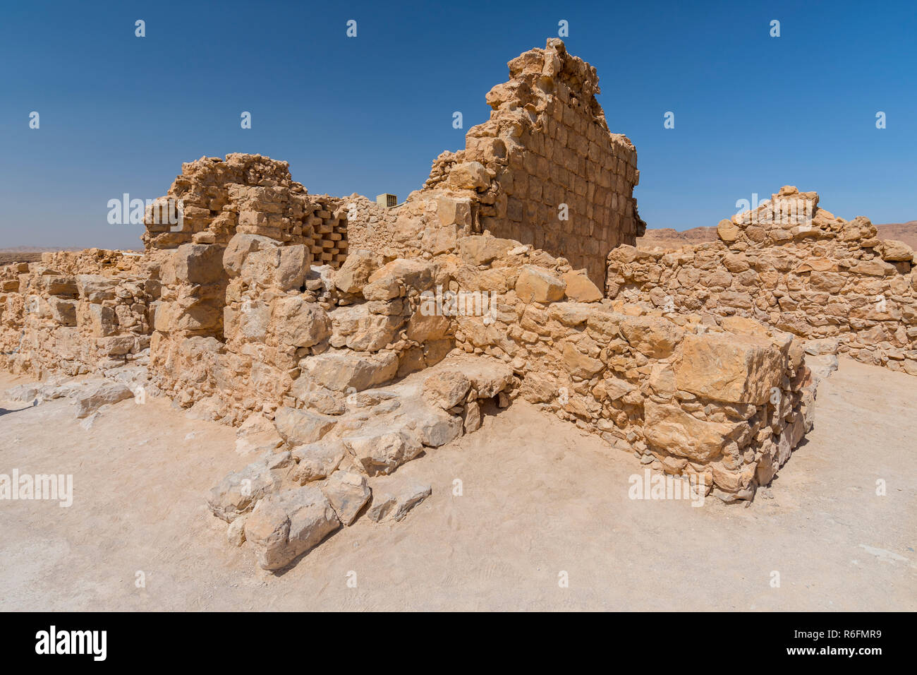 Masada i resti di una antica fortezza sul bordo orientale del Deserto della Giudea, Israele Foto Stock