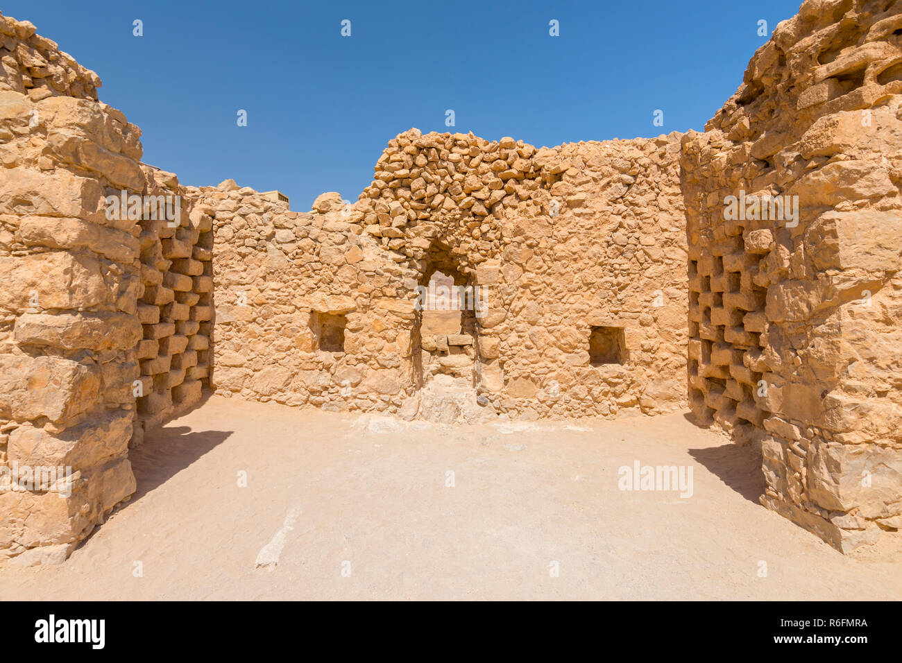 Masada i resti di una antica fortezza sul bordo orientale del Deserto della Giudea, Israele Foto Stock
