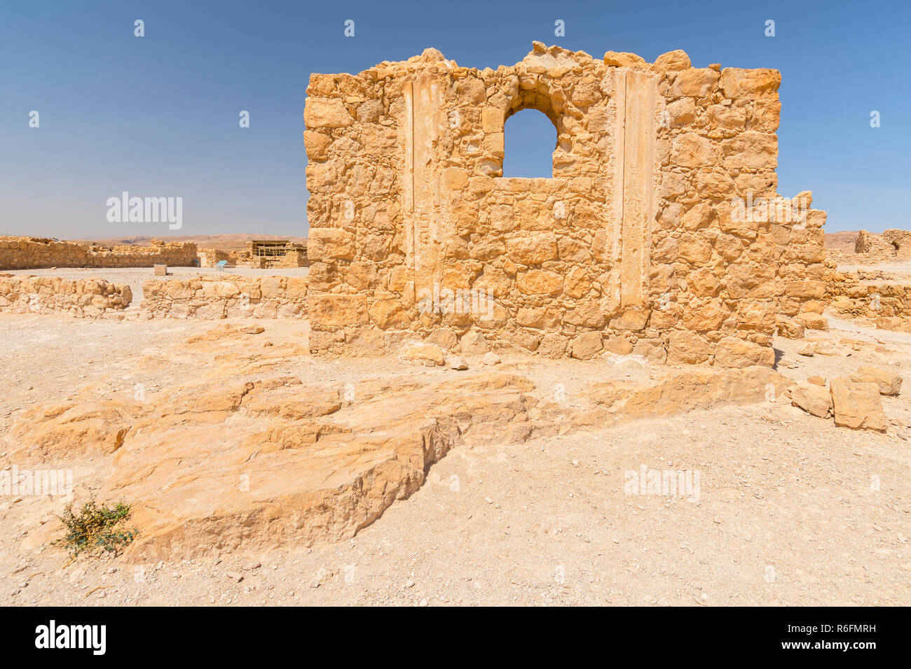 Masada i resti di una antica fortezza sul bordo orientale del Deserto della Giudea, Israele Foto Stock