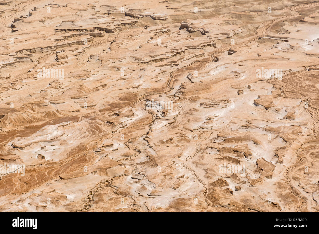 Vista del terreno circostante e il Mar Morto da Masada, antica fortezza ebraica nel deserto di Israele Foto Stock