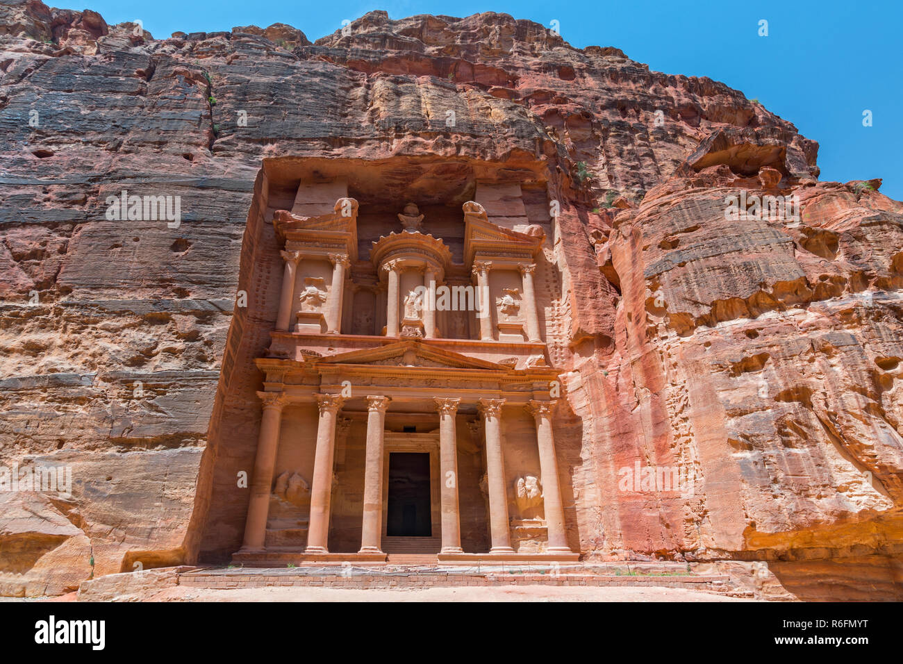 Il tesoro del faraone edifici scolpiti nella roccia di Petra in Giordania Foto Stock