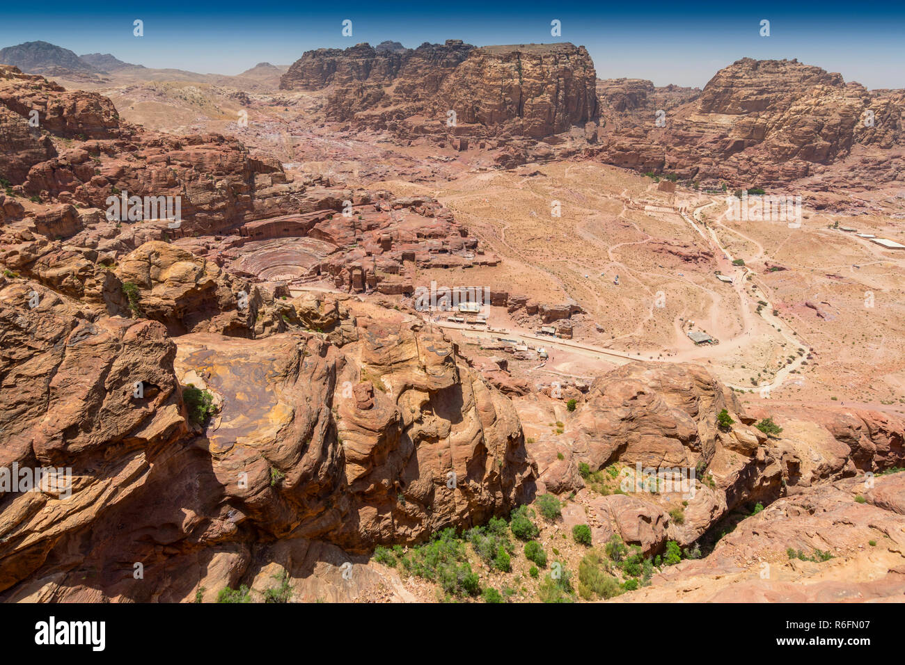 Vista di arenaria formazioni di roccia che domina la valle della città di roccia di Petra, Giordania Foto Stock