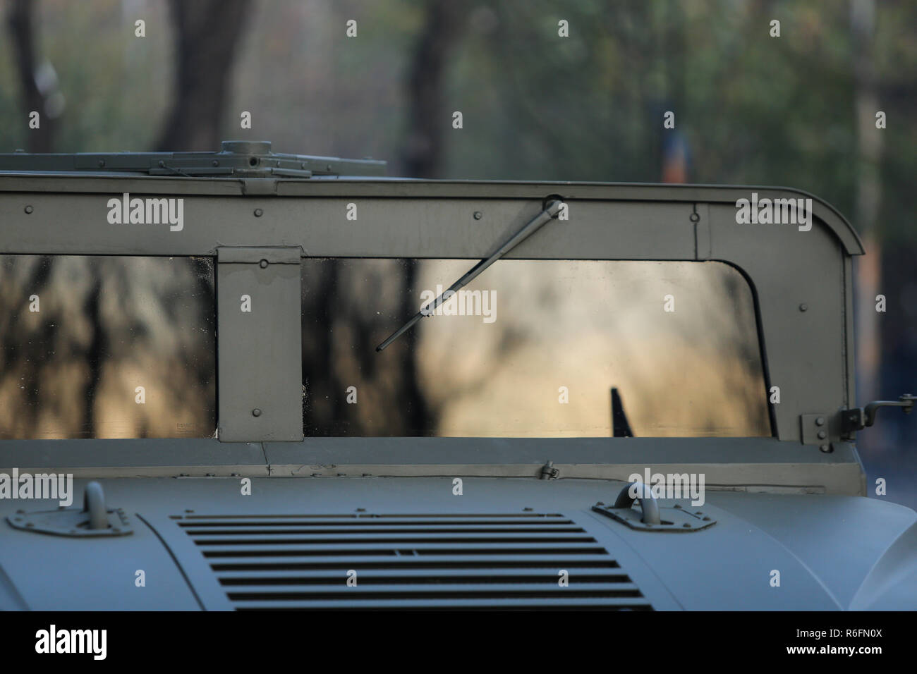 Il parabrezza di un Humvee veicolo militare dall'esercito rumeno Foto Stock