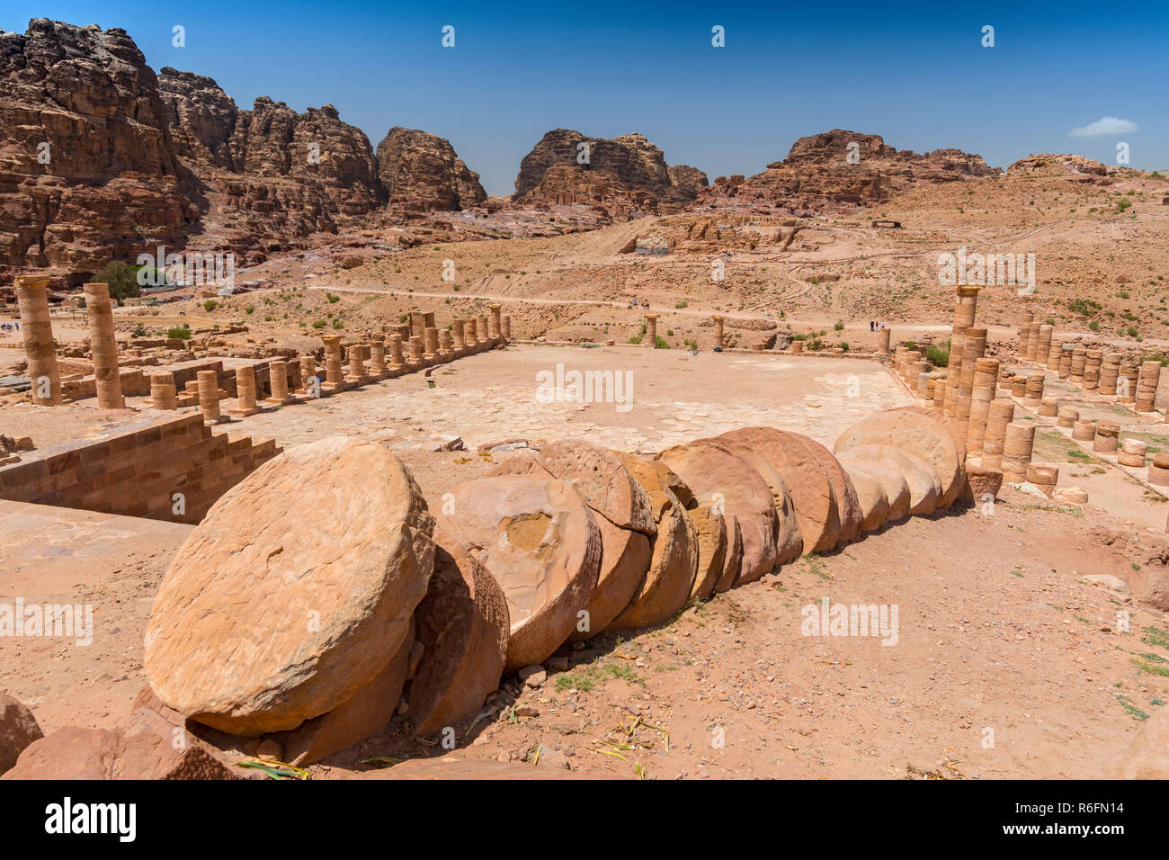 Colonne caduti al Grande Tempio Nabataean antica città di Petra, Giordania Foto Stock
