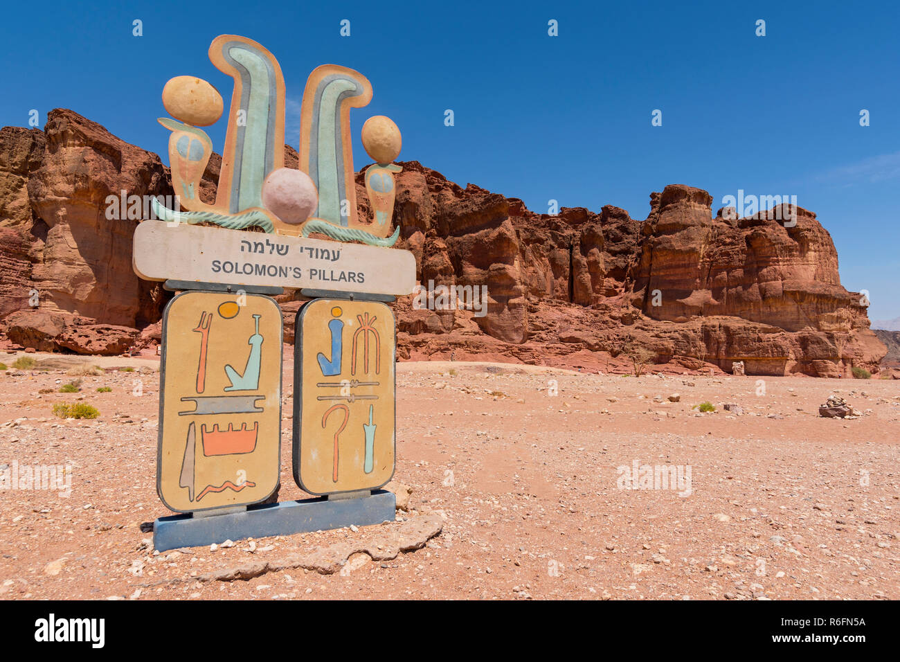 La tabella di informazioni nella parte anteriore dei pilastri Solomons geologico e storico luogo nel Parco di Timna, Israele Foto Stock