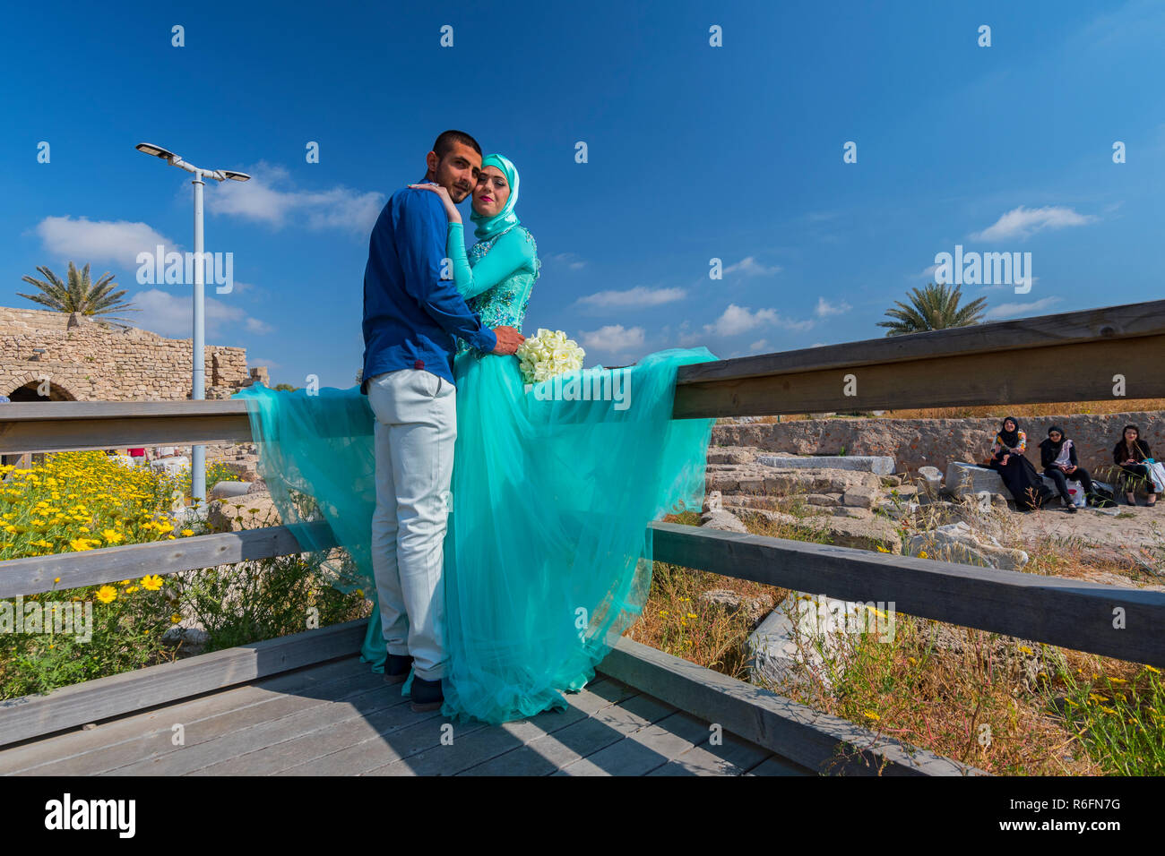 Una giovane coppia il loro giorno di nozze che è fotografata al Vecchio Porto Casearea in Israele Foto Stock