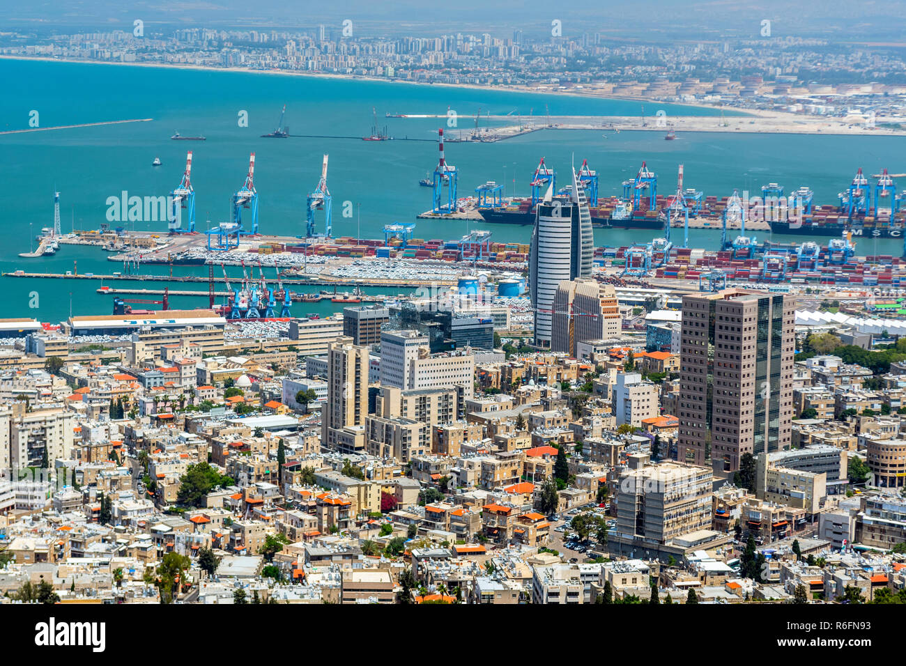 Vista della Baia di Haifa e per il porto di Haifa, Israele Foto Stock