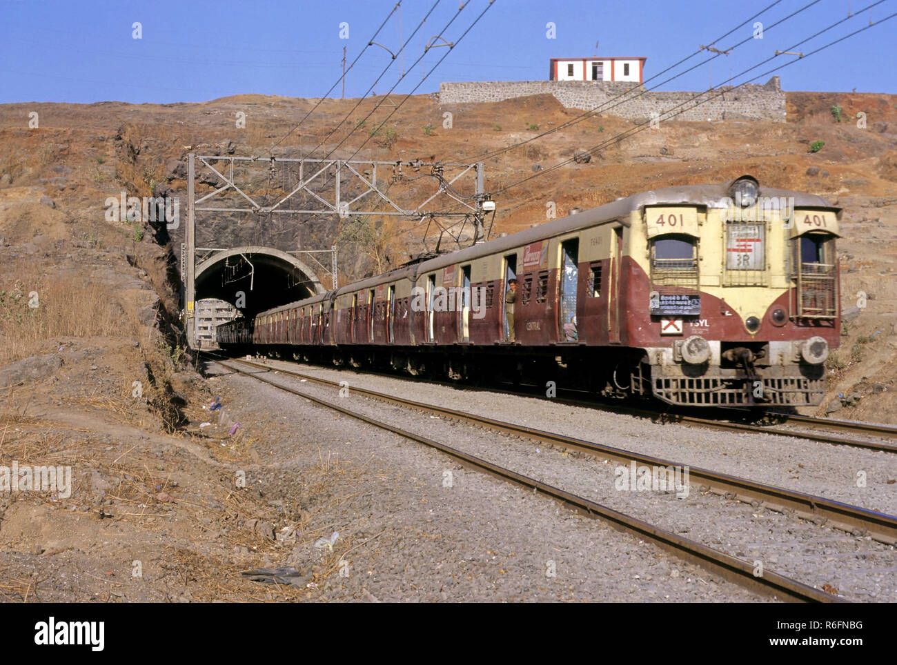 Treni Ferrovie passando attraverso il tunnel all Belapur, Nuova Bombay, Maharashtra, India Foto Stock