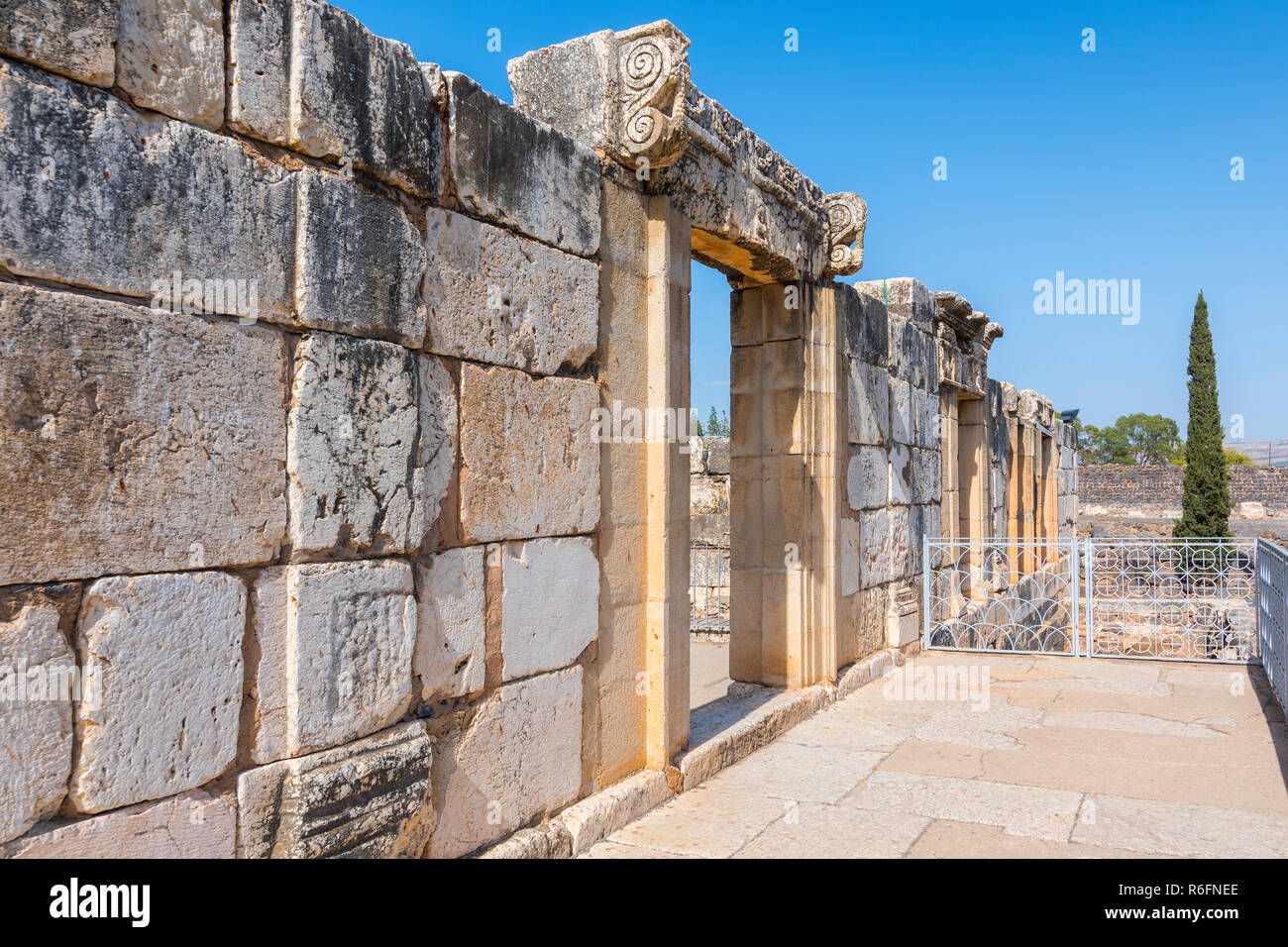 Rovine dell antica sinagoga bianco in cui Gesù Cristo predicato in Capernaum biblica, Israele Foto Stock