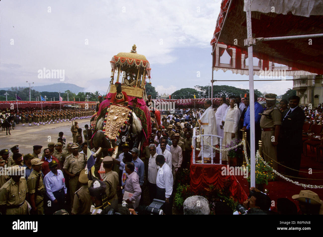 Elephant marzo festival sul Dussera dusera occasione, Mysore, Karnataka, India Foto Stock