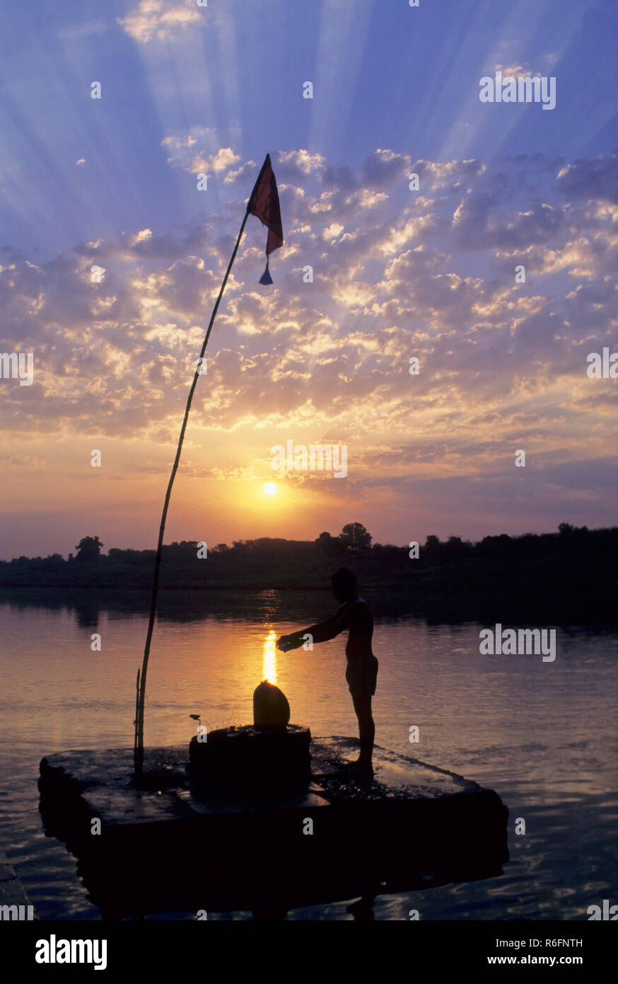 Alba sul fiume Narmada, Jabalpur, Madhya Pradesh, India Foto Stock
