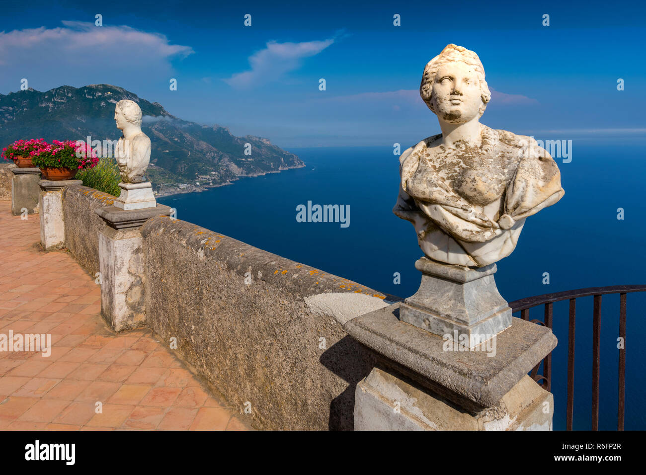 Statue bianco decorare una terrazza dell'Infinito In Villa Cimbrone sopra il mare a Ravello, Amalfi, Italia Foto Stock