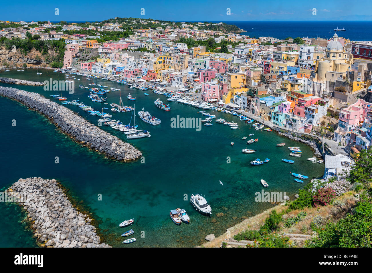 Marina della Corricella, villaggio di pescatori sull'Isola di Procida vicino a Napoli, Italia Foto Stock
