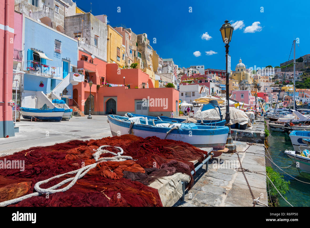 Grazioso Villaggio di Pescatori, colorate case di pescatori e reti da pesca, Marina Corricella Isola di Procida e della baia di Napoli, Italia Foto Stock