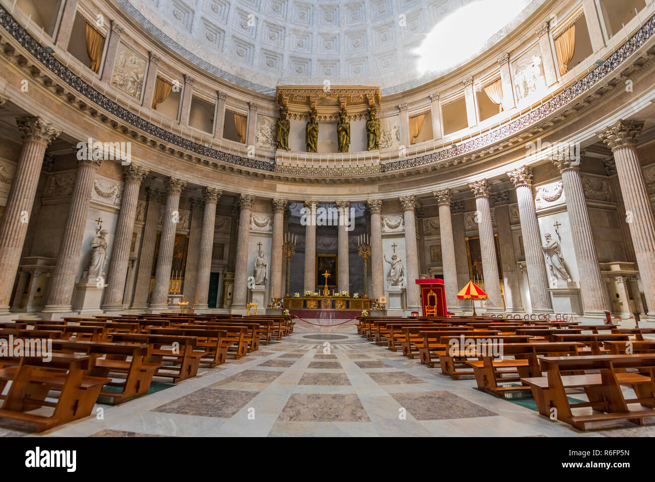 Interno della Basilica di San Francesco di Paola, situata in Piazza del Plebiscito a Napoli, Italia Foto Stock