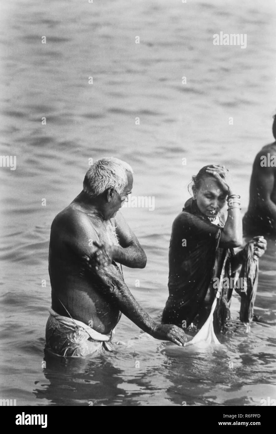 Coppia balneazione in Ganga fiume Ganges, India, vecchia annata 1900s foto Foto Stock