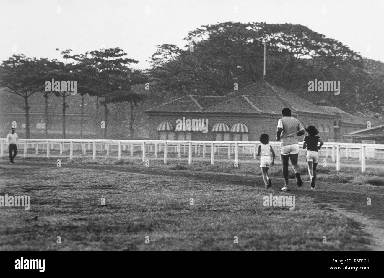 Jogging in famiglia, corsa, Bombay, Mumbai, Maharashtra, India, vecchia immagine d'annata 1900s Foto Stock
