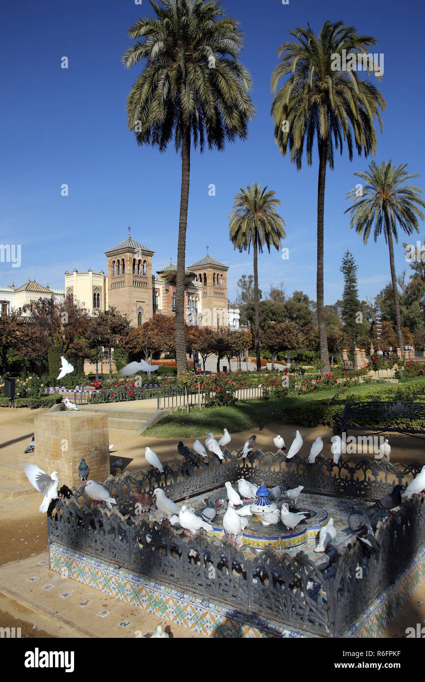 Vista dall America piazza al museo di artigianato locale,world expo building 1929,padiglione mudéjar Foto Stock