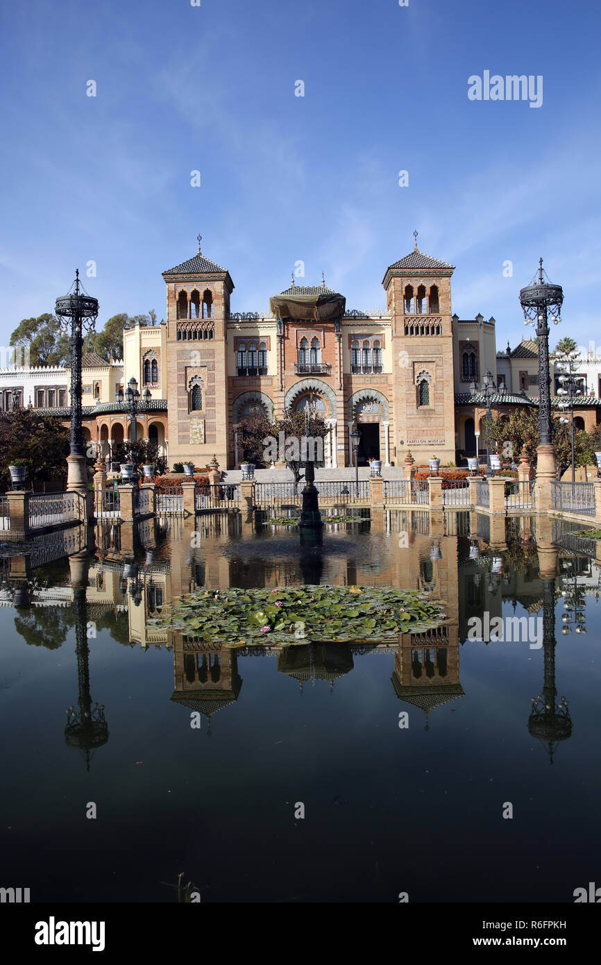 Vista dall America piazza al museo di artigianato locale,world expo building 1929,padiglione mudéjar Foto Stock