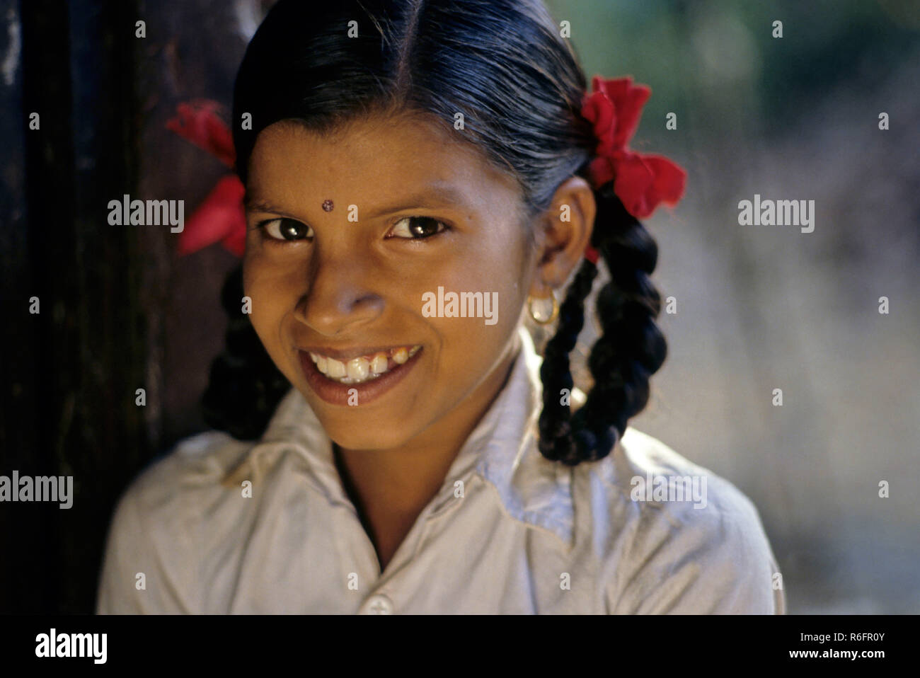 Un giorno nella vita di una tipica ragazza rurale, India Foto Stock