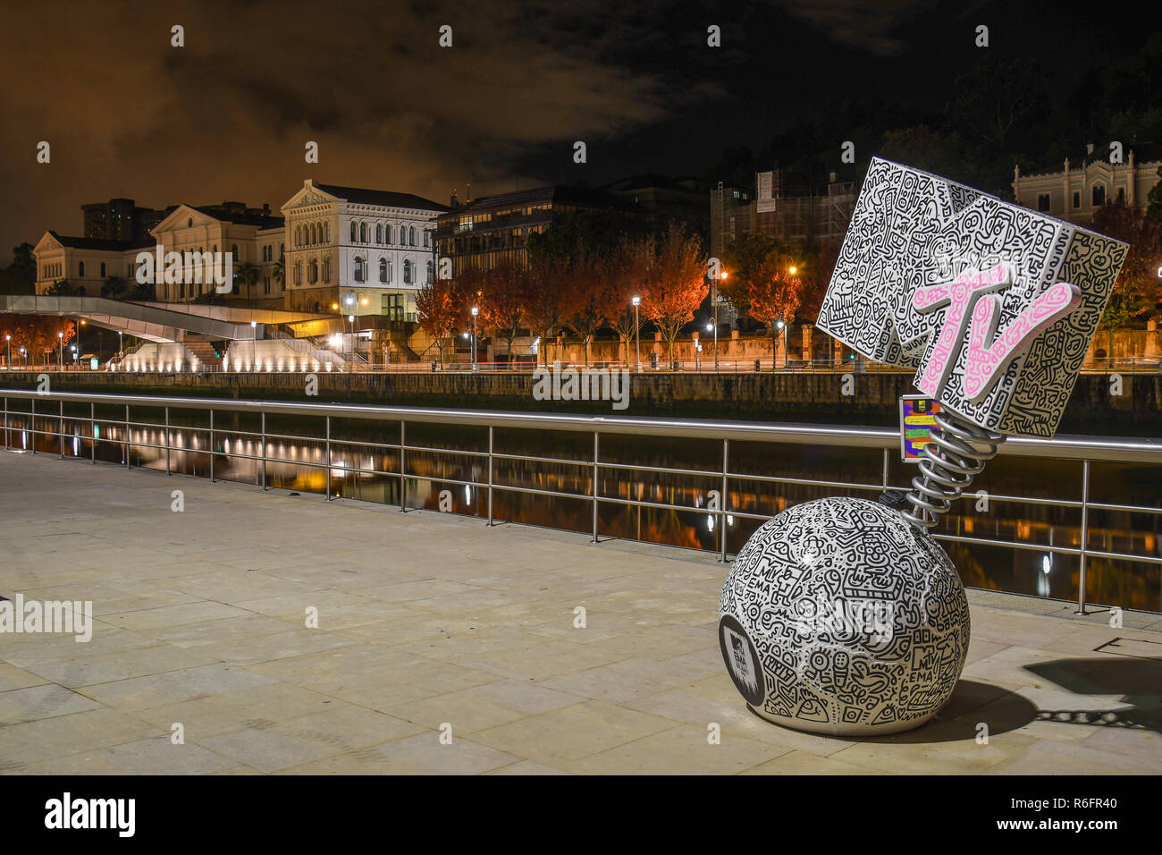 Icona di MTV awards accanto all'estuario di Bilbao Foto Stock