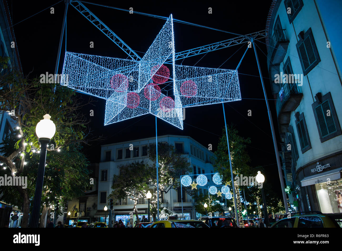 FUNCHAL, Portogallo - 5 dicembre 2017: vista ad albero di Natale gli angeli con 'Se' chiesa nella città di Funchal, l'isola di Madeira, Portogallo come sfondo. Foto Stock