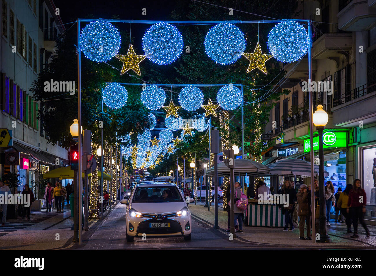 FUNCHAL, Portogallo - 5 dicembre 2017: vista ad albero di Natale gli angeli con 'Se' chiesa nella città di Funchal, l'isola di Madeira, Portogallo come sfondo. Foto Stock
