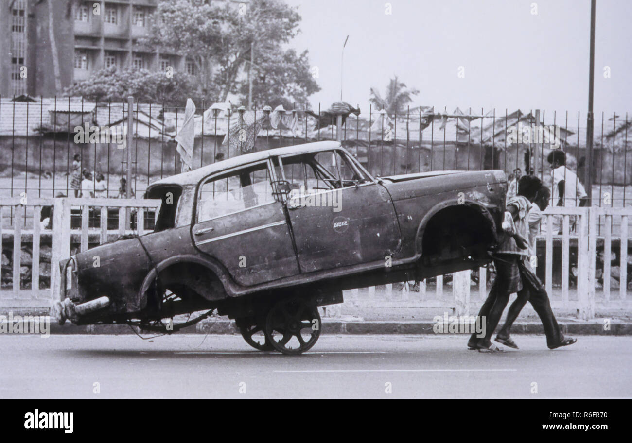 JA 219 auto su camion, Mumbai Bombay, Maharashtra, India Foto Stock