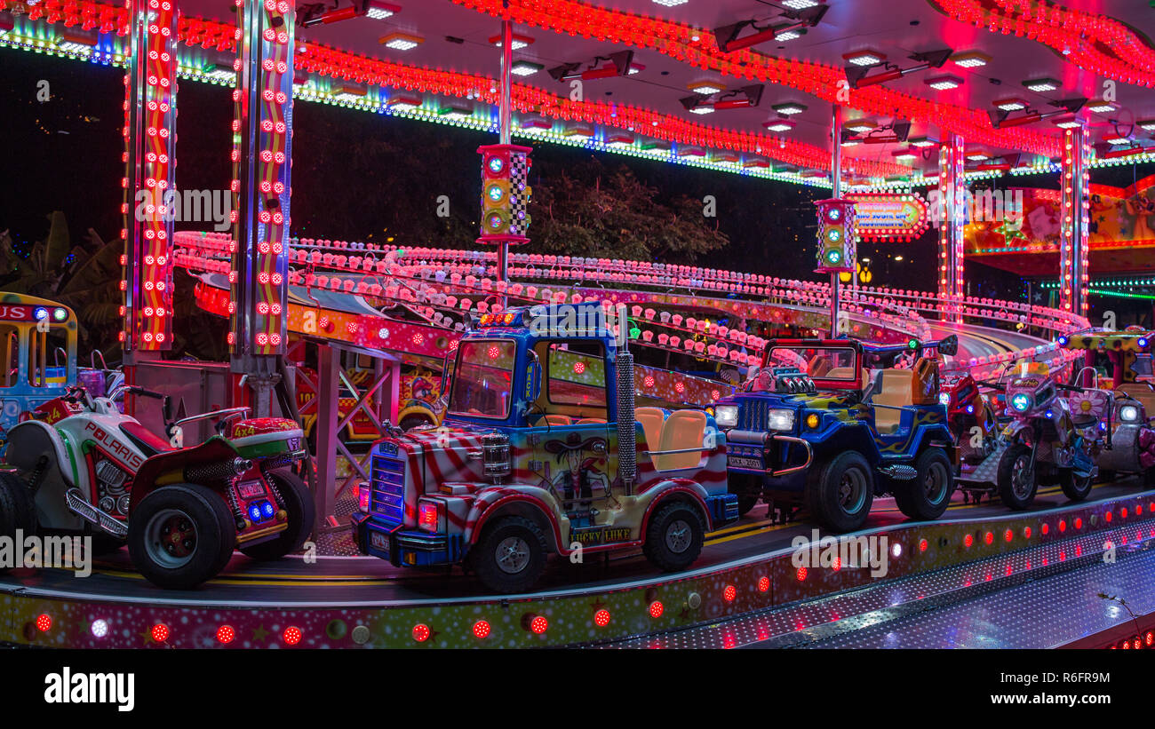Kiddie Colorful ride di divertimenti con auto, camion e motorcyles. Funchal, Portogallo, 4 Dicembre del 2018. Foto Stock