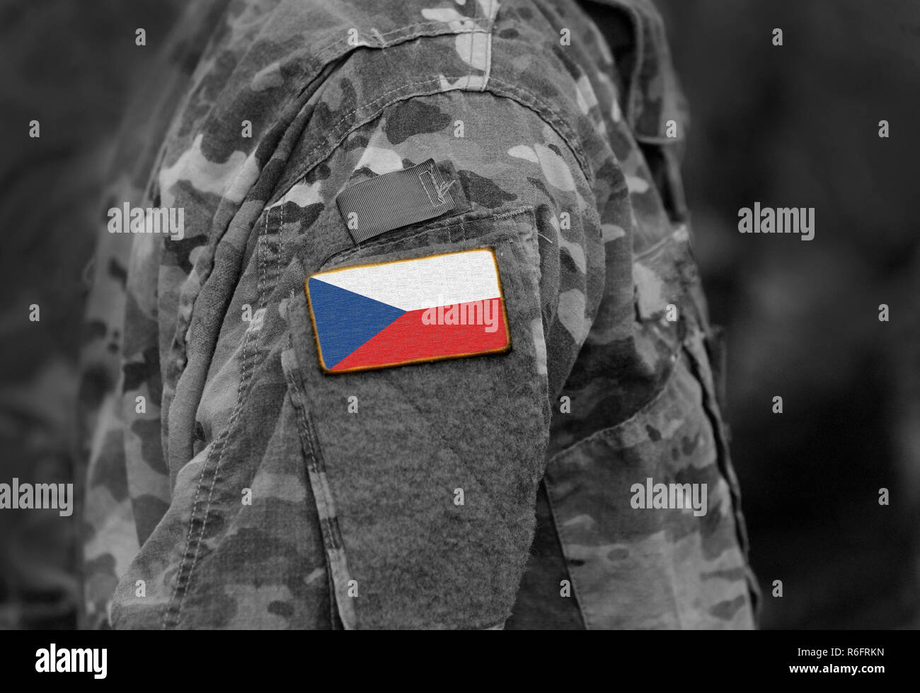 Bandiera della Repubblica ceca sul braccio di soldati (collage). Foto Stock