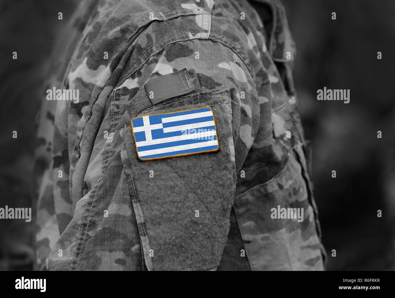 Bandiera della Grecia sul braccio di soldati (collage). Foto Stock