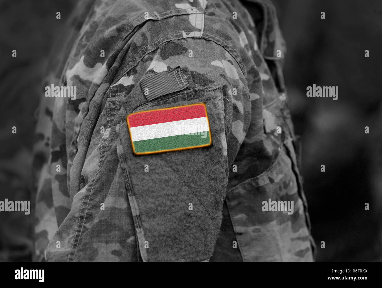 Bandiera di Ungheria sul braccio di soldati (collage). Foto Stock