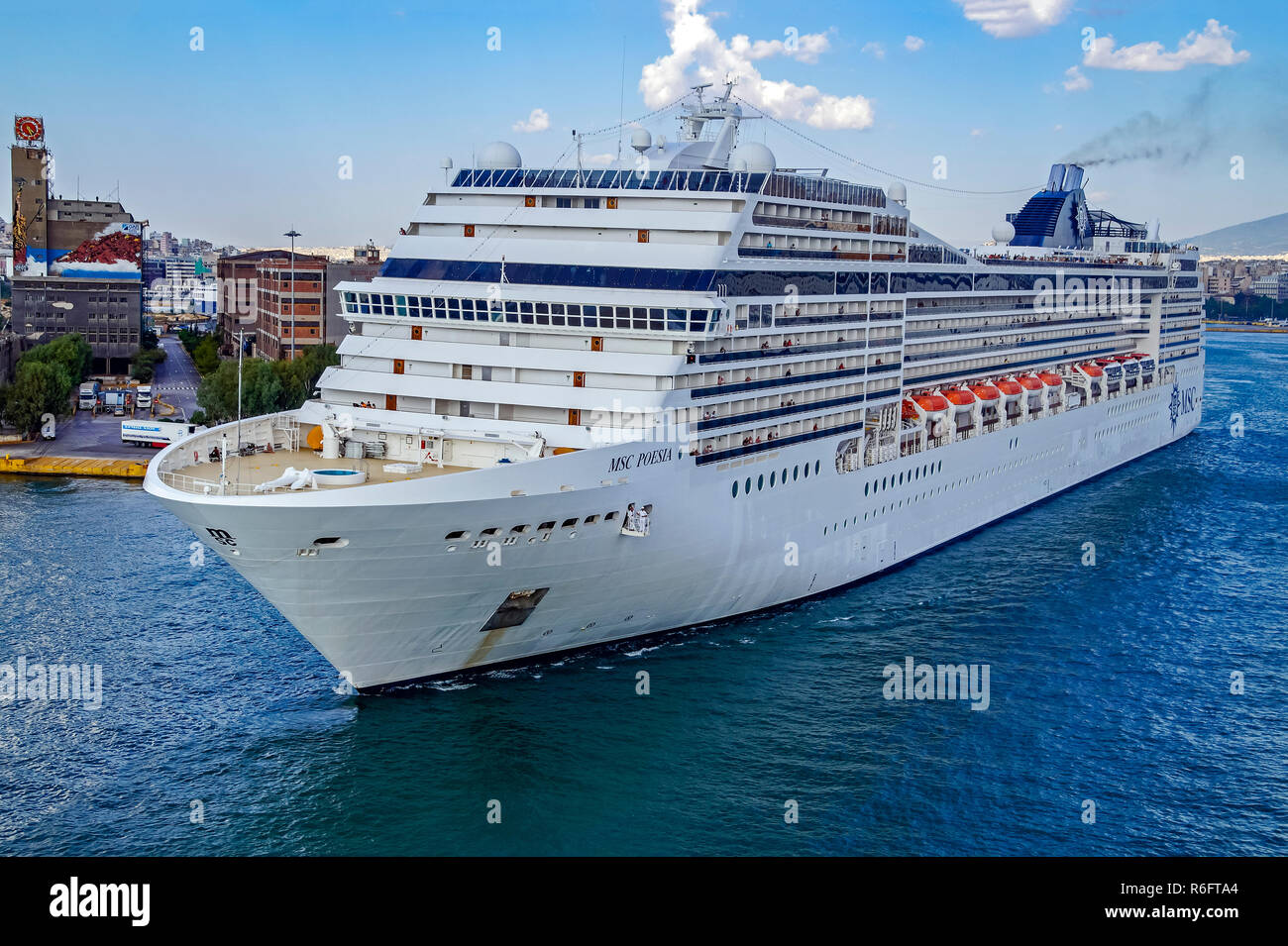 MSC crociere MSC Poesia nel porto del Pireo ad Atene Grecia Europa Foto  stock - Alamy