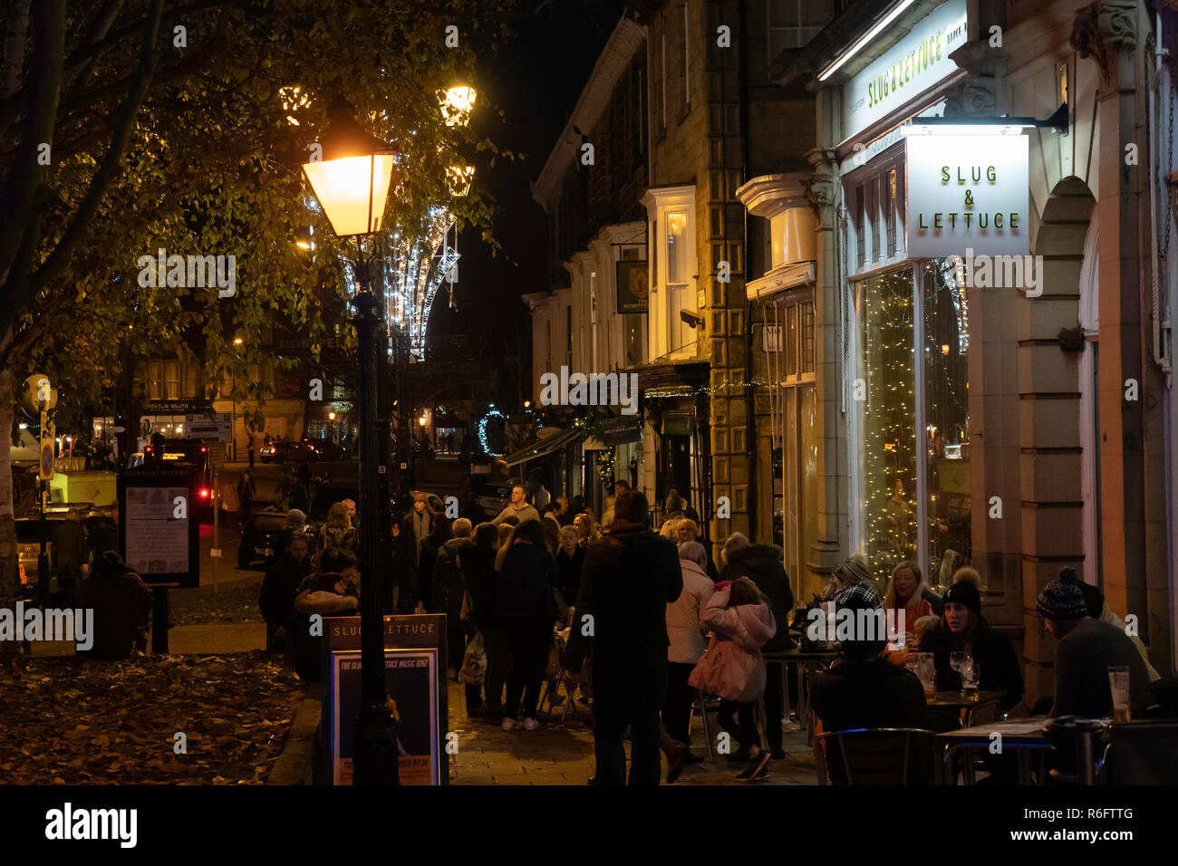 Folle di amanti dello shopping notturno al quartiere Montpellier, Harrogate, North Yorkshire, Inghilterra, Regno Unito. Foto Stock