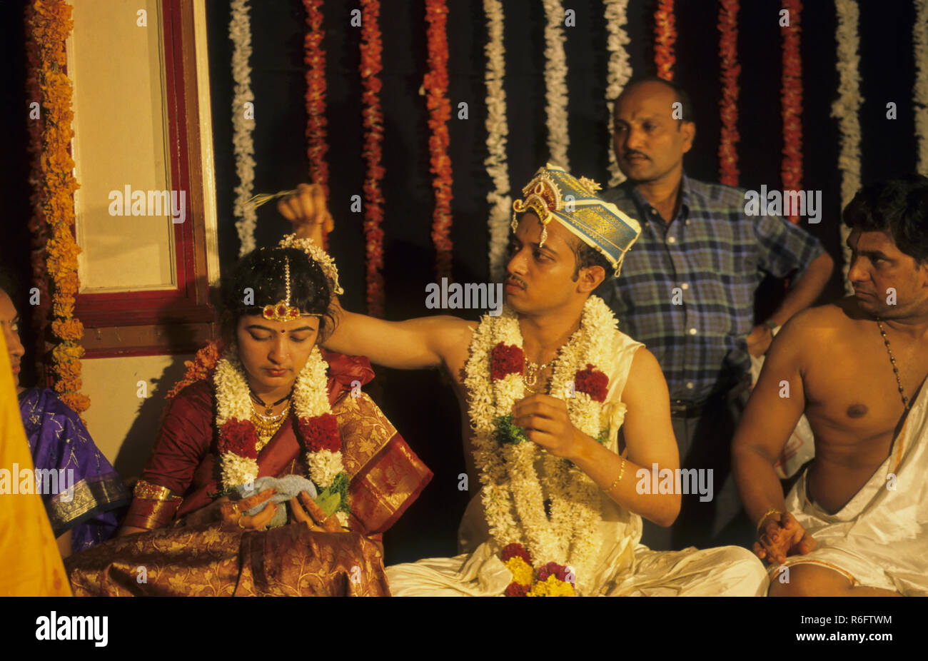 Sposa e sposo che eseguono vidhi rituali a Udupi Madhwa Brahmin matrimonio cerimonia, Karnataka, India, India, Asia, Asiatico, MR#777A Foto Stock