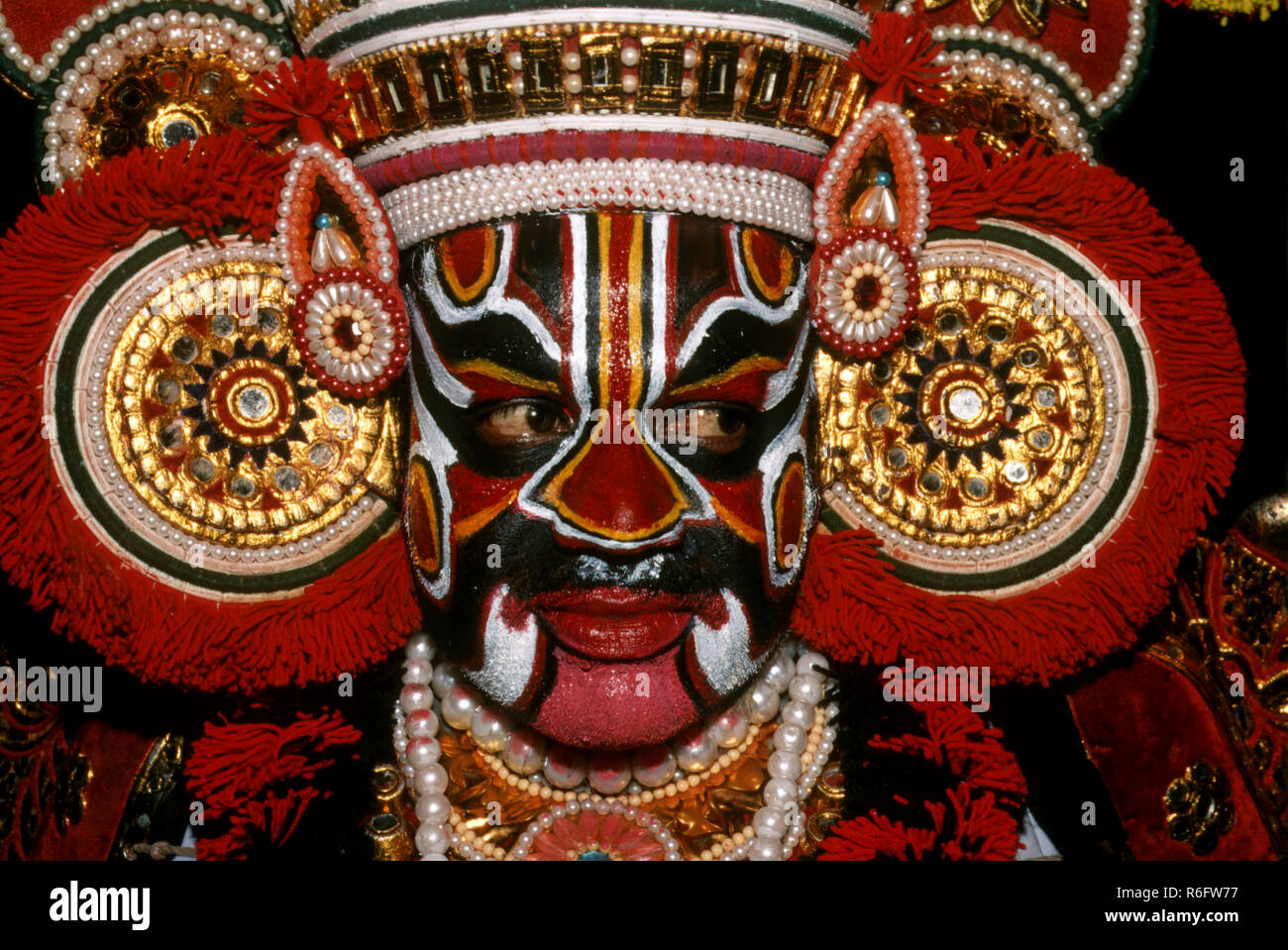 Un artista yakshagana nel suo costume, Karnataka, India Foto Stock