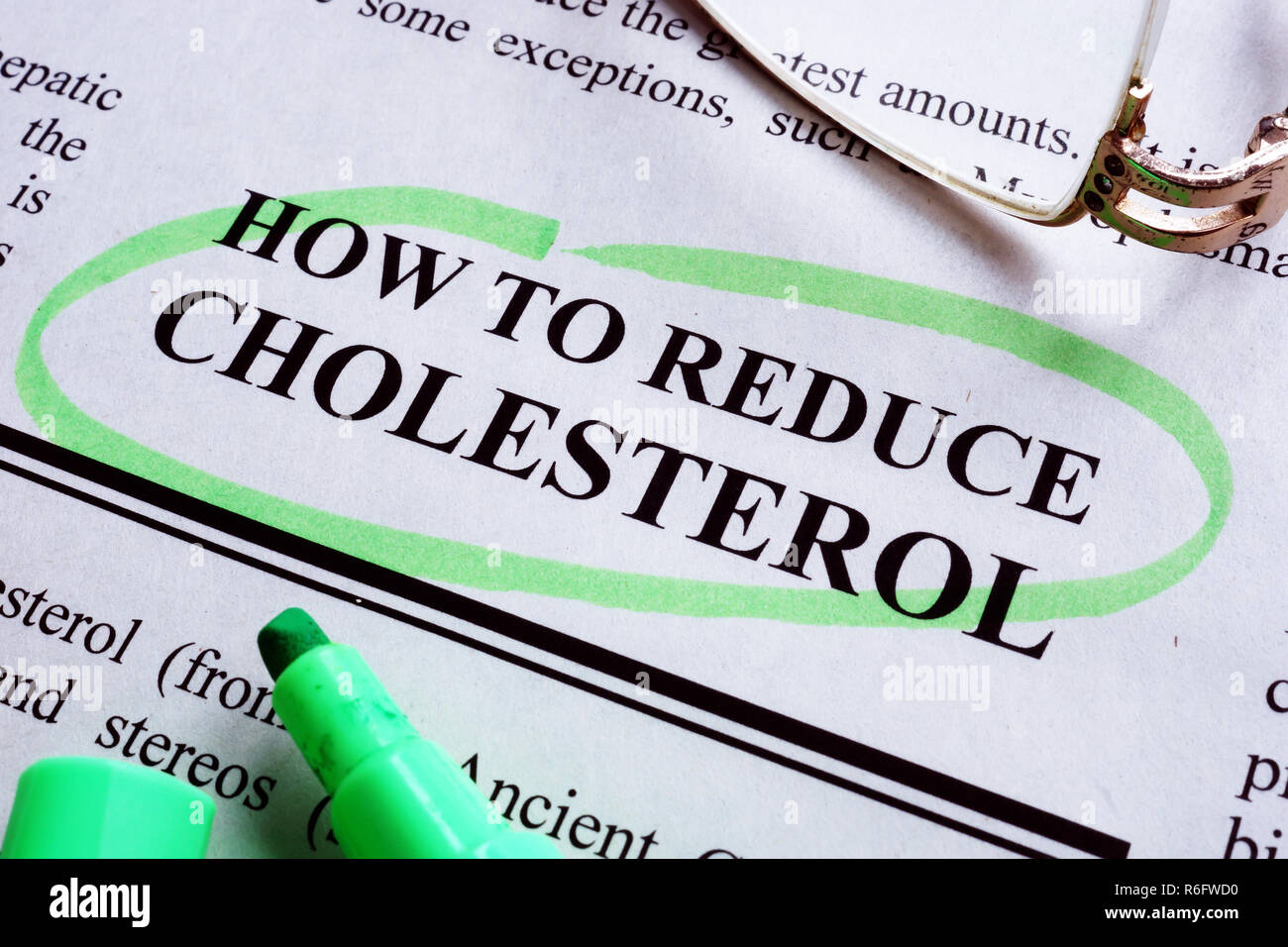 Iscrizione Come ridurre il colesterolo è sottolineata da un marcatore. Foto Stock