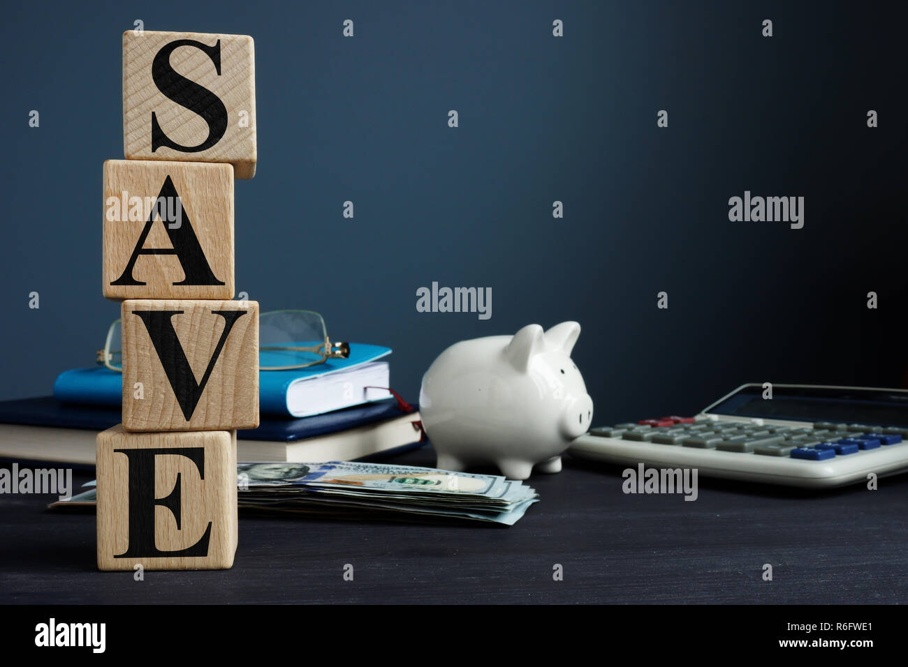 Salvare dai cubi e salvadanaio. Risparmio di denaro. Foto Stock