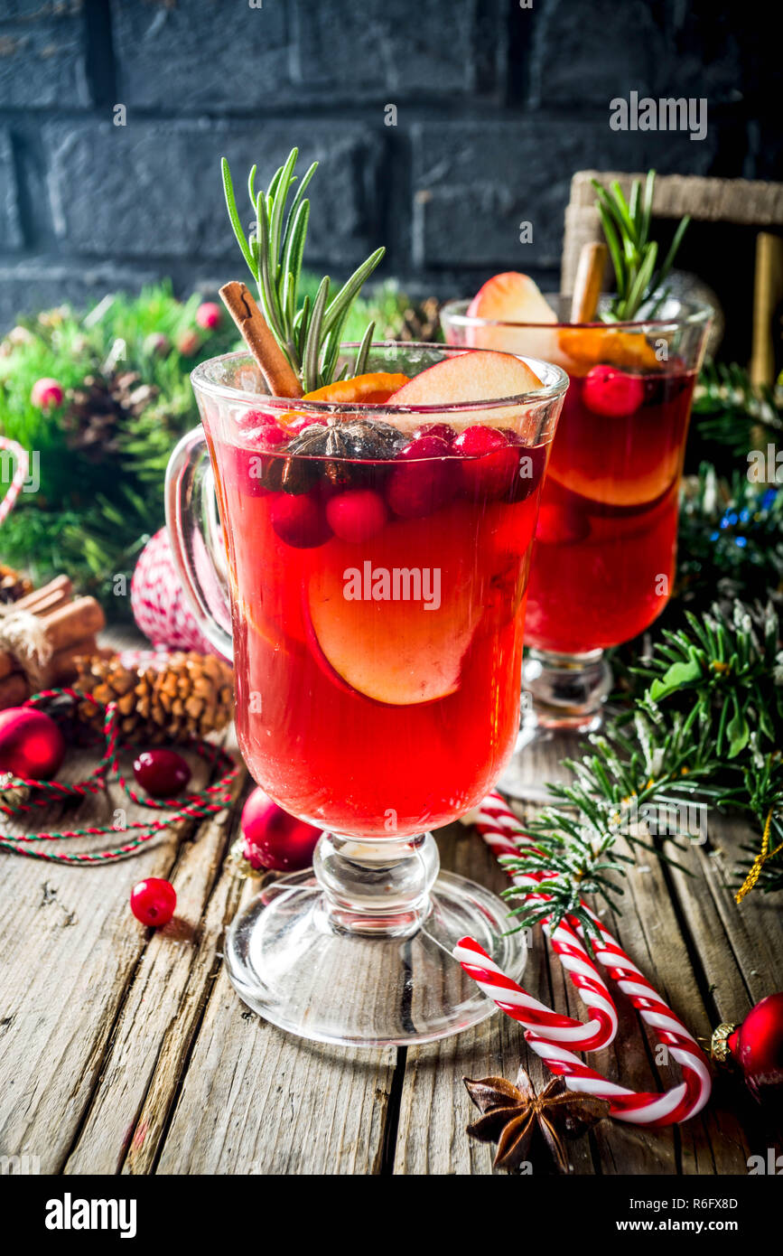 Tradizionale Natale vin brulè, grog o caldo speziato cocktail sangria, sul vecchio rustico tavolo in legno con decorazioni natalizie e Abete rami cop Foto Stock