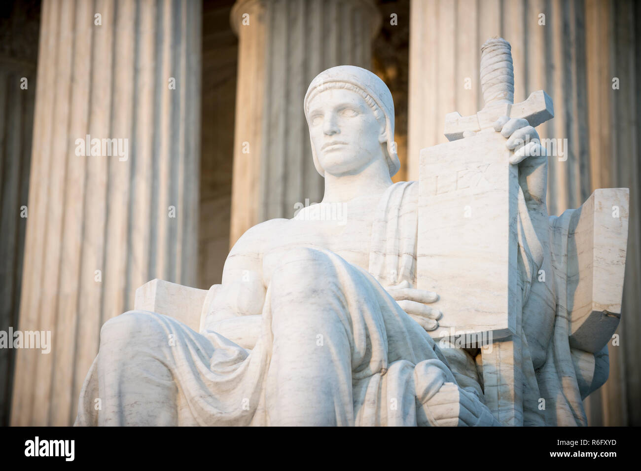 Autorità della statua di legge presso il neoclassico colonnato ingresso alla Corte Suprema edificio in Washington DC Foto Stock