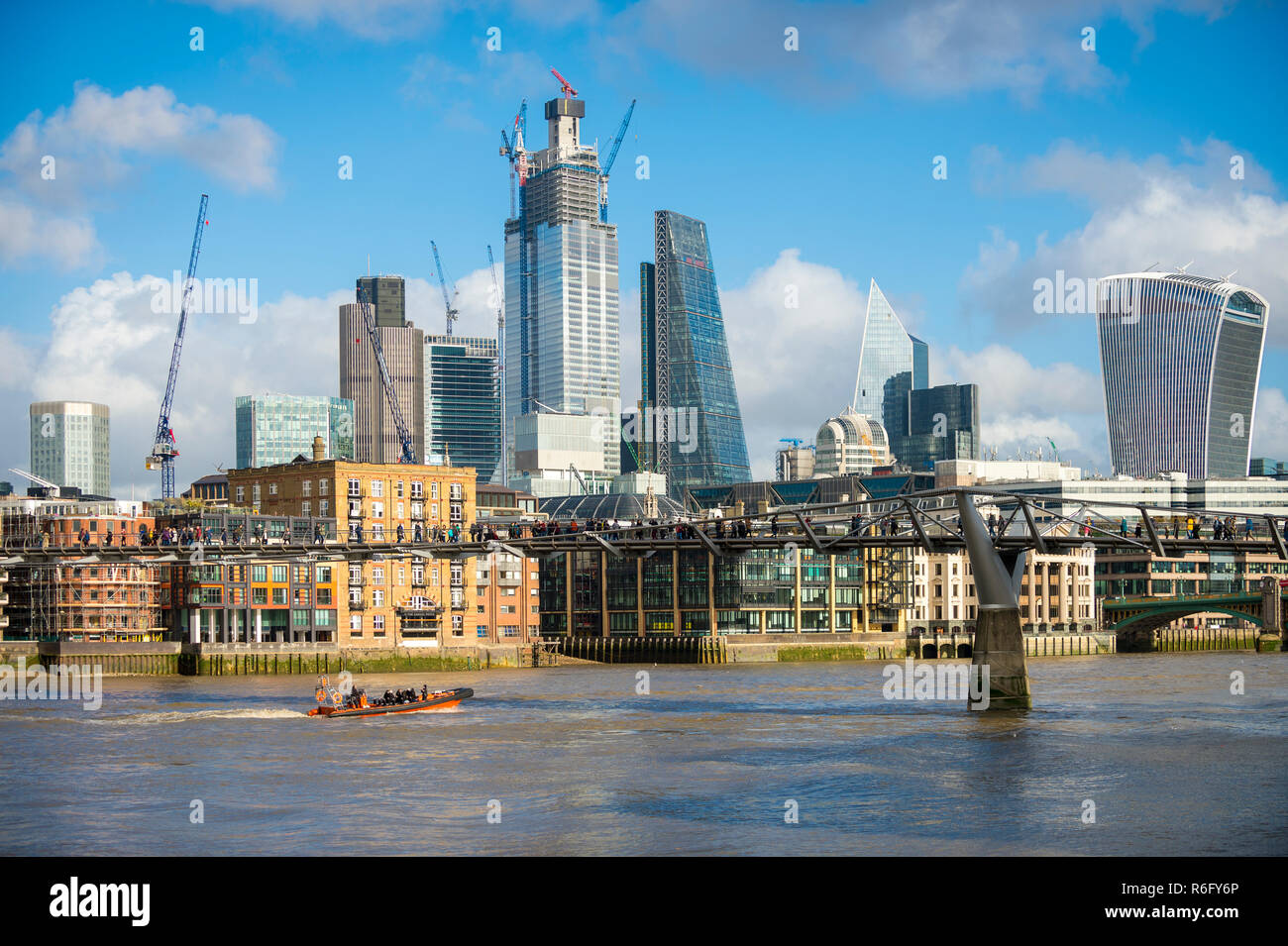 Luminose scenic pomeriggio vista del moderno skyline di Londra di grattacieli in costruzione nel quartiere finanziario della città dal Tamigi riverside Foto Stock
