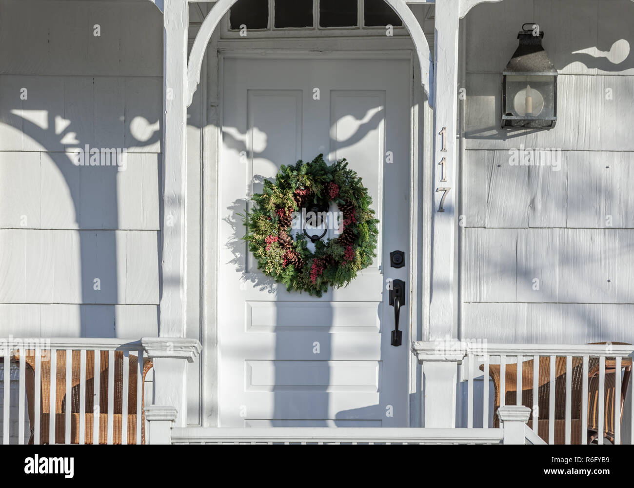 Ghirlanda di Natale sulla porta anteriore di una vecchia casa bianca in sag harbor NY Foto Stock