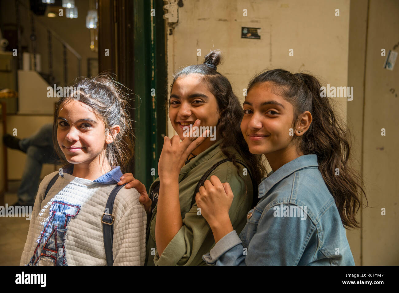 Nazareth, Israele -26 ottobre, 2018 : Tre ragazzi nel mercato vecchio a Nazareth, Israele Foto Stock