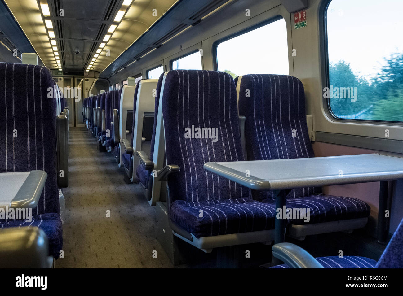 Posti a sedere e corridoio di un vuoto carrello ferroviario interno di un nord del treno in viaggio attraverso la campagna, Derbyshire, England, Regno Unito Foto Stock