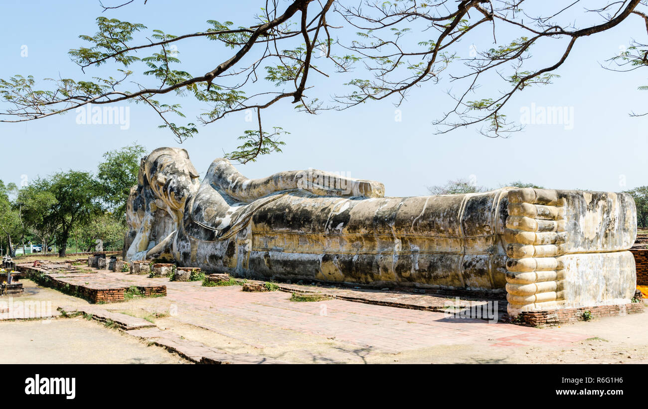 Phra Buddhasaiyart Buddha reclinato in Wat Lokayasutharam, al parco storico di Ayutthaya, Thailandia Foto Stock