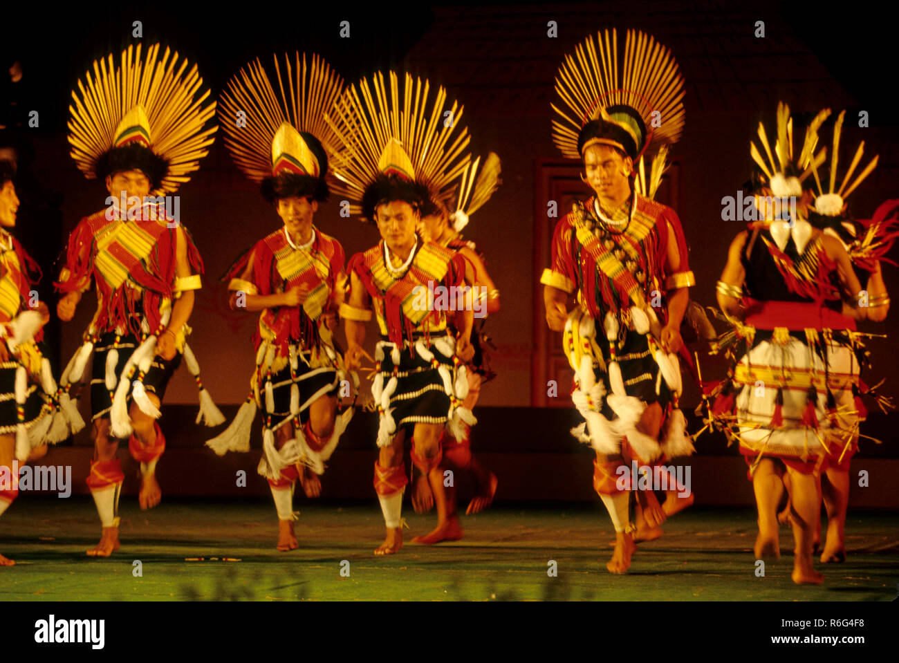 Ballo folk, uomini di eseguire sul palco, Nagaland, India Foto Stock