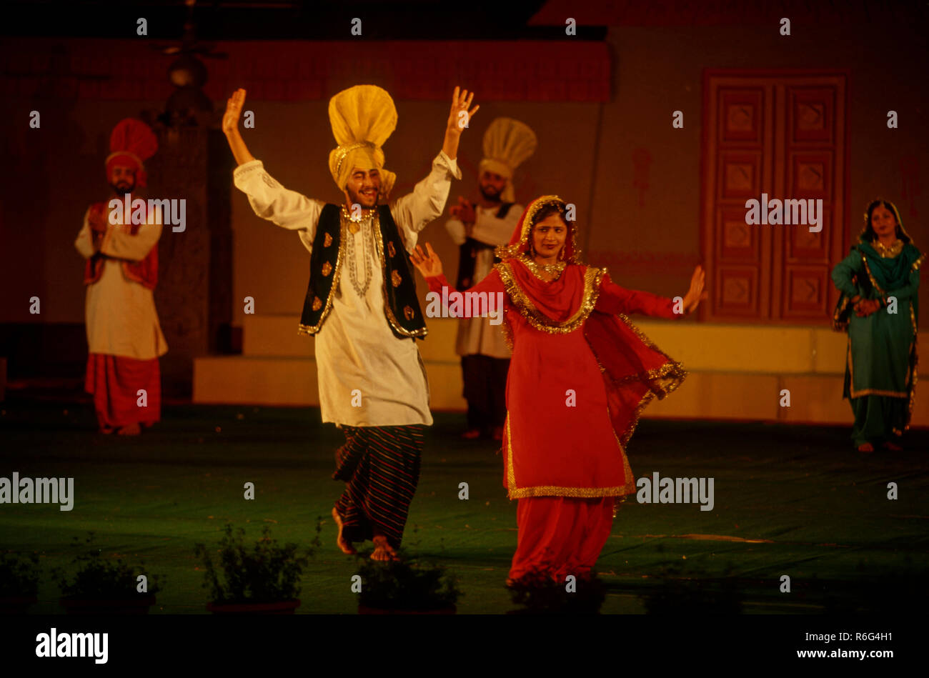 Ballo folk, l uomo e la donna di eseguire la danza Bhangra, Punjab, India n. MR Foto Stock