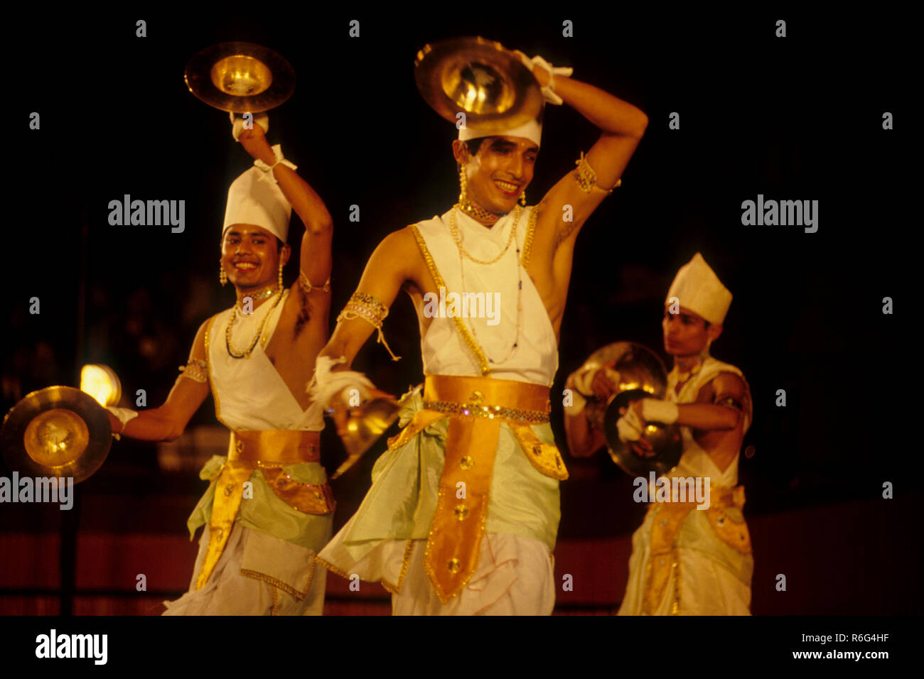 Gli uomini di eseguire il ballo folk, Andhra Pradesh, India Foto Stock