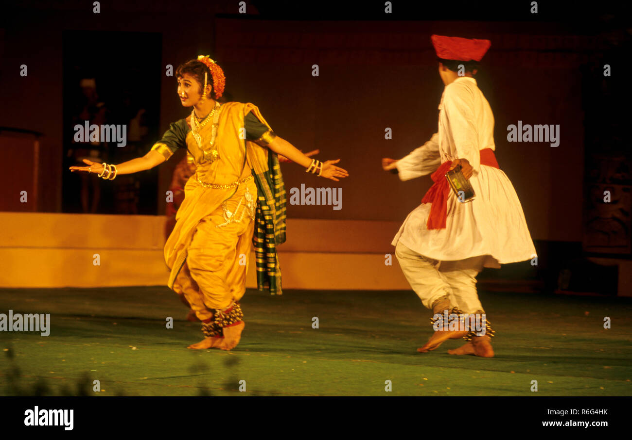 Le persone di eseguire il ballo folk lawani, Maharashtra, India Foto Stock